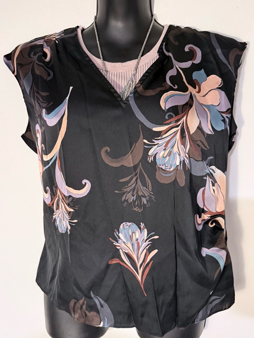 White House Black Market Black Floral V-Neck Cap Sleeve Top